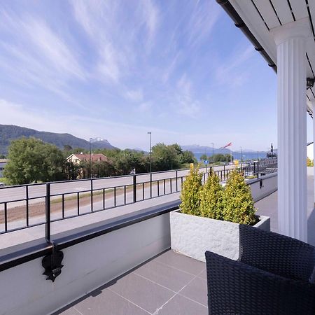 Aursnes Hotell Sykkylven エクステリア 写真