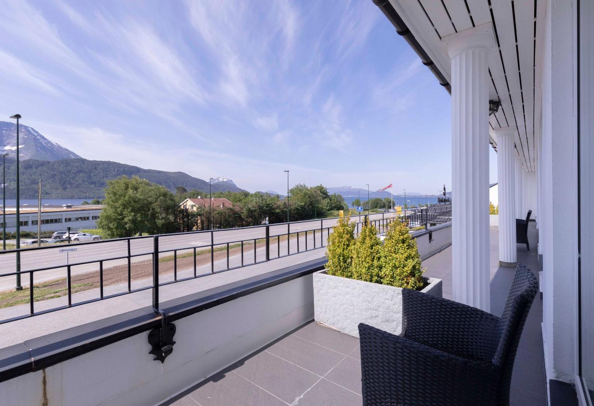 Aursnes Hotell Sykkylven エクステリア 写真